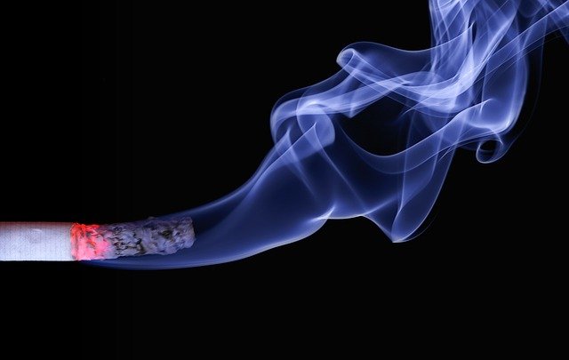 palący się papieros jako zdjęcie ilustracyjne